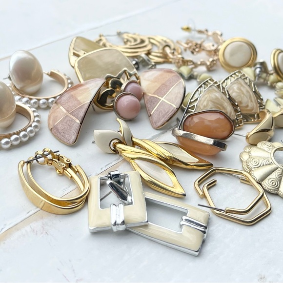 Estate Lot of Vintage to Modern Earrings, 17 pairs Clip Earrings - Picture 4 of 9